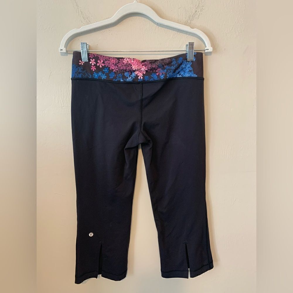 Lululemon Gather & Crow Blue Pink Flower Cropped Leggings Size 8
